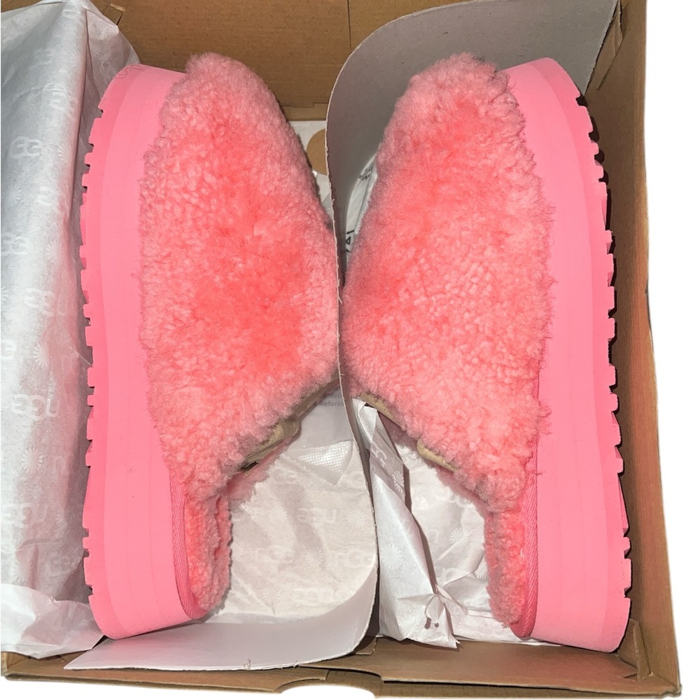 NEW IN ORIGINAL BOX - PINK UGG MAXI CURLY UGG PLATFORM SLIDES. NEVER WORN